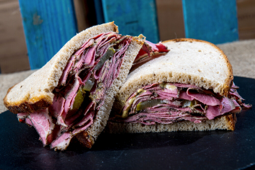 Pastrami sendvič