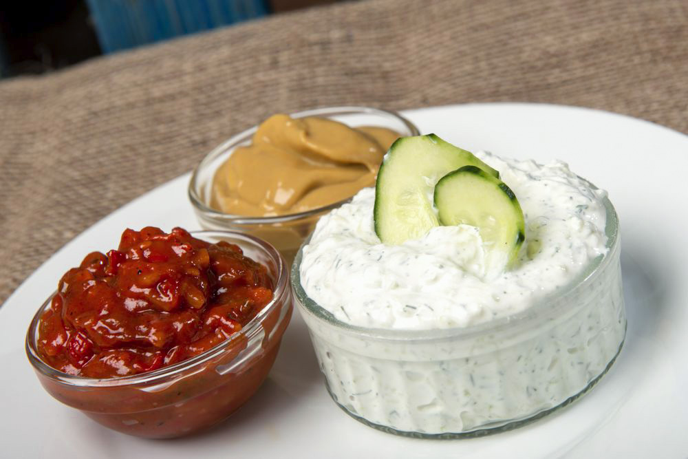 Omáčky - ajvar, hořčice, tzatziki